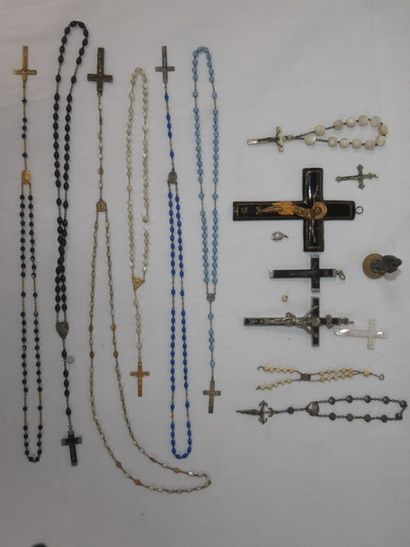 Lot liturgique en métal, bois et résine comprenant...