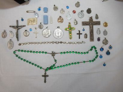 LITURGIE Lot comprenant une sculpture en...
