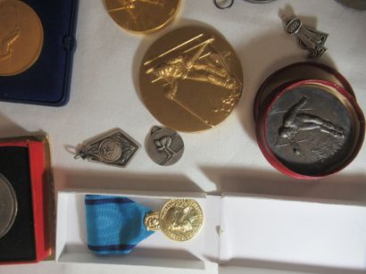 Lot de médailles en bronze et métal. Récompenses...