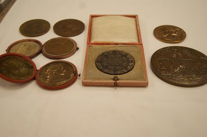 Lot de 7 médailles en bronze. Xxe. 4-8 cm...