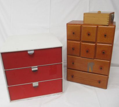 Lot de deux petits meubles en bois et résine,...