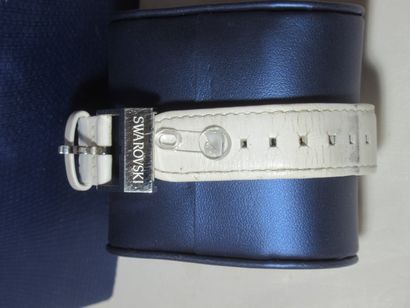 SWAROVSKI Montre pour dame en métal et cuir....