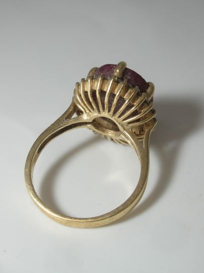 Bague en or 14K, ornée d'un petit rubis....