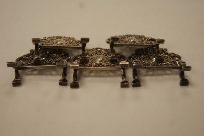Série de 5 porte-menus en argent. Minerve....