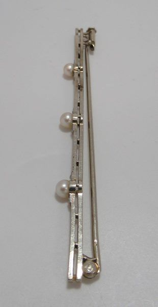 Broche en or blanc, ornée de trois perles...