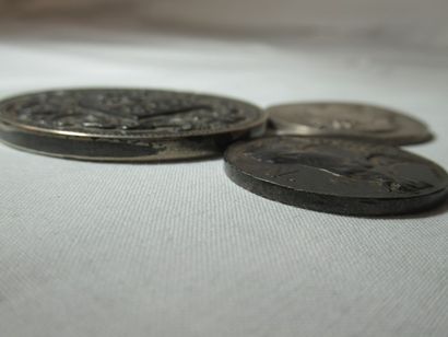 Lot de 3 médailles en argent. XVIIIe-Xxe....