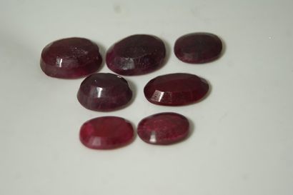 Lot de 7 rubis facetés, traités. Poids total...