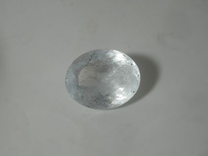 Aigue marine, ovale, facetée, 14,75 carats....