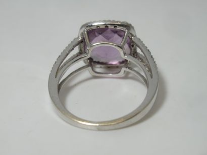 Bague en or blanc 18K (tête d'aigle), ornée...