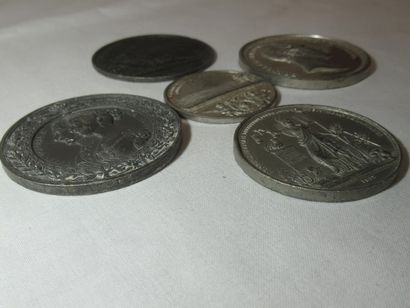 Lot de 5 médailles en métal. XVIIIe. 3,5-5...