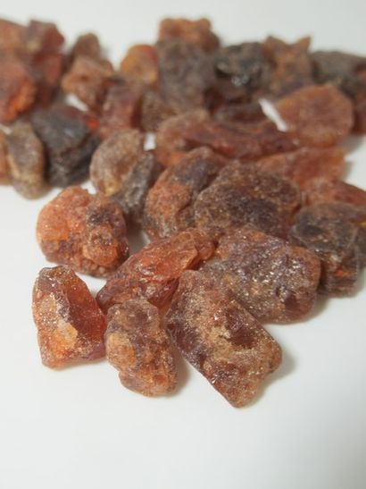 Lot de grenats hessonite bruts. Poids total...
