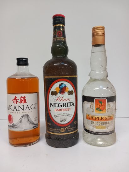 Lot comprenant:
1 Flacon de 70cl de Whisky...