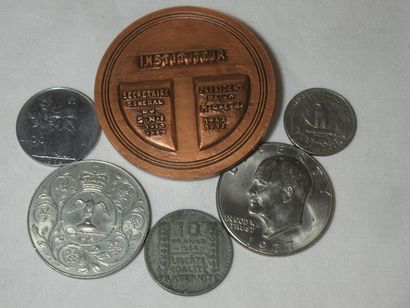 Lot comprenant des pièces (Xxe) et une médaille...