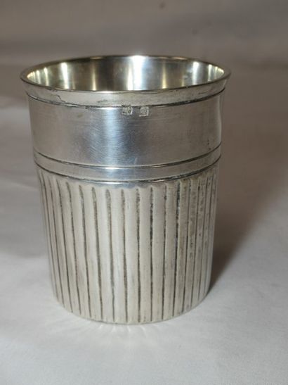Timbale en métal argenté, gravée 