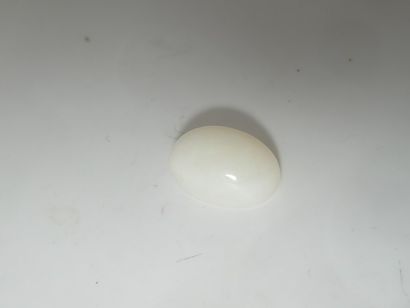 Opale, cabochon, 6,6 carats. Avec son certificat...