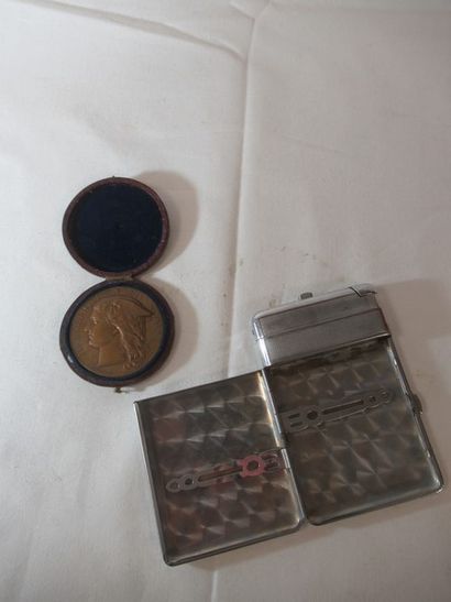 Lot comprenant une médaille du Ministère...