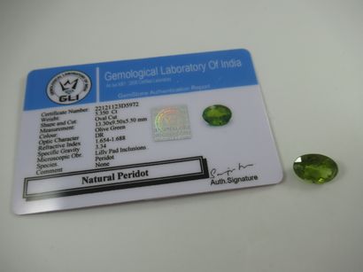 Péridot, ovale, faceté, 5,35 carats. Avec...