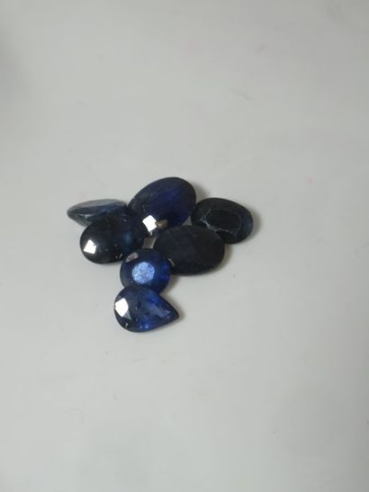 Lot de 7 saphirs facetés. Poids total : 7,5...