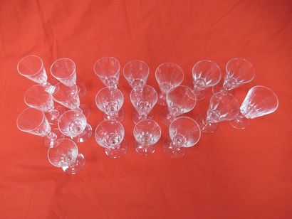 Lot de 20 verres à liqueur dépareillés en...