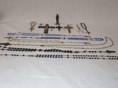 Lot liturgique en métal, bois et résine comprenant...