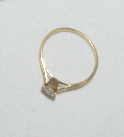 Bague en or jaune 18K (tête d'aigle), sertie...