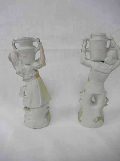 Paire de sculptures en biscuit, figurant...