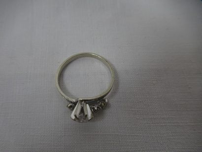 Bague en or blanc, sertie de pierres blanches....