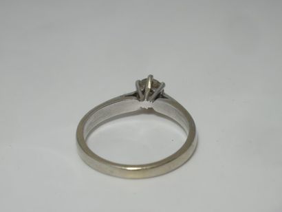 Bague en or 18K, ornée d'un brillant. TDD...