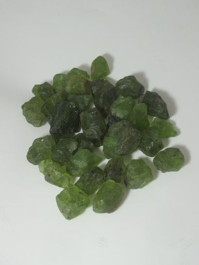 Lot de péridots bruts, poids total : 343...