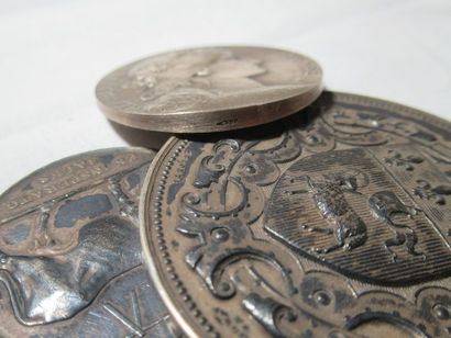 Lot de 3 médailles en argent. XVIIIe-Xxe....