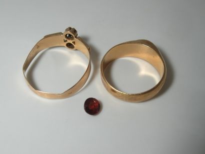 Lot de deux bagues en or. Poids brut : 4,3...