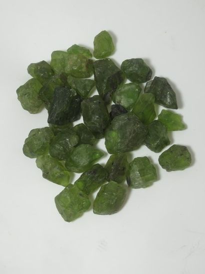 Lot de péridots bruts, poids total : 343...
