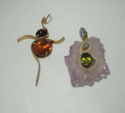 Lot de deux pendentifs en or jaune, pierres...