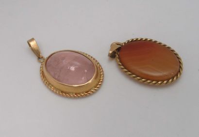 Lot de deux pendentifs en or jaune ornés...