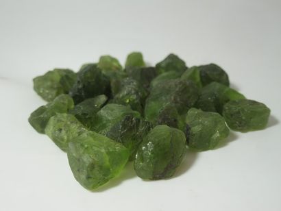 Lot de péridots bruts, poids total : 343...