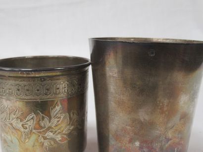 Lot de 2 timbales en argent. Minerve. Poids...