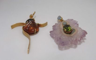 Lot de deux pendentifs en or jaune, pierres...