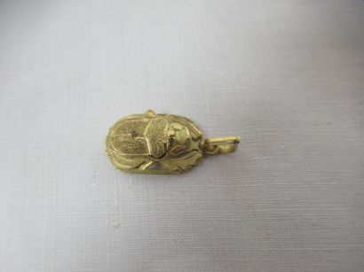 Pendentif en or jaune, en forme de scarabée....
