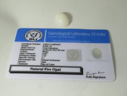 Opale, cabochon, 6,6 carats. Avec son certificat...