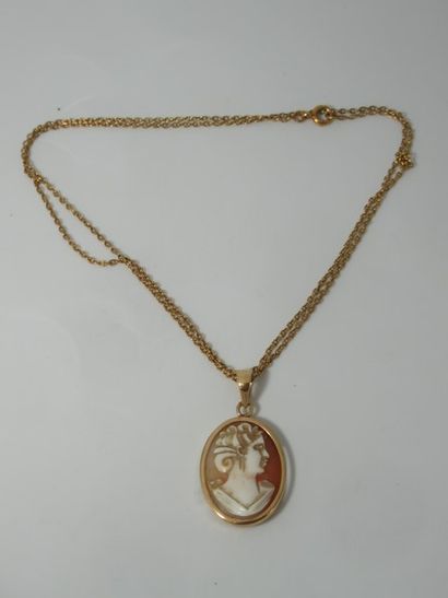 Chaîne et son pendentif en or, orné d'un...