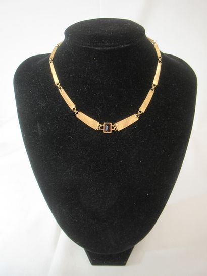 Collier en or jaune orné d'une pierre de...