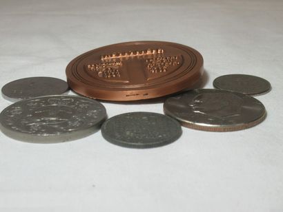 Lot comprenant des pièces (Xxe) et une médaille...