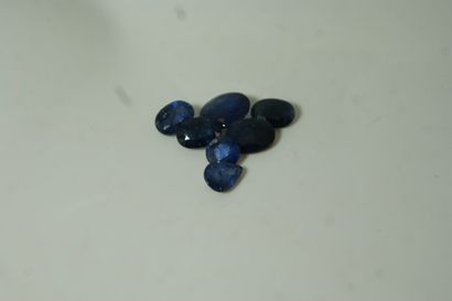 Lot de 7 saphirs facetés. Poids total : 7,5...