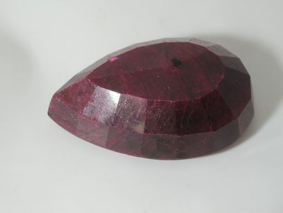 Rubis traité, faceté. 532 carats. Avec son...