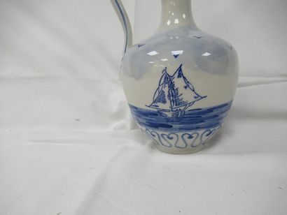 Bouteille en faïence blanche, à décor bleu...