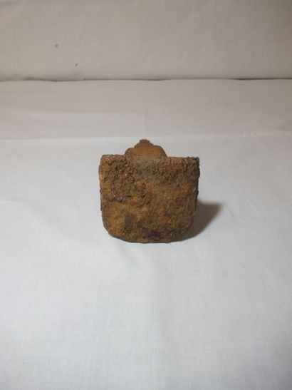 Coin à fendre (?) en fer. Haut.: 18cm (Très...