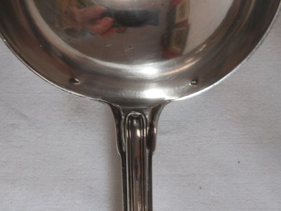 Louche en argent. Modèle Coquille. Minerve....