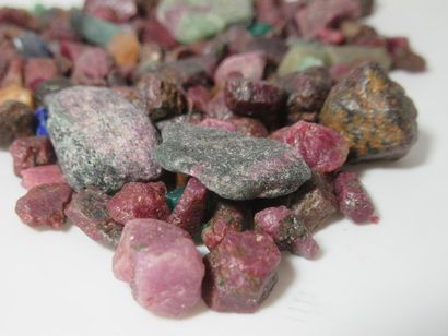 Lot de rubis zoïsites bruts. Pois total :...
