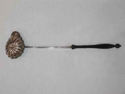 Cuillère à punch en argent, manche en bois...