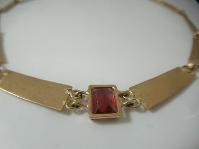 Collier en or jaune orné d'une pierre de...